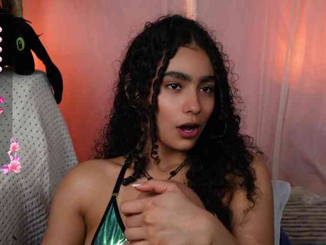 Victoria_Curly