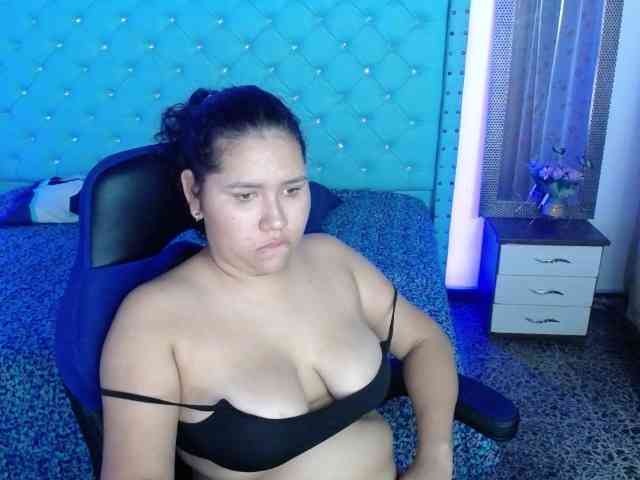 Camila-curvy18