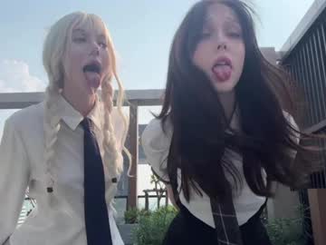 Nora (brunett) and M